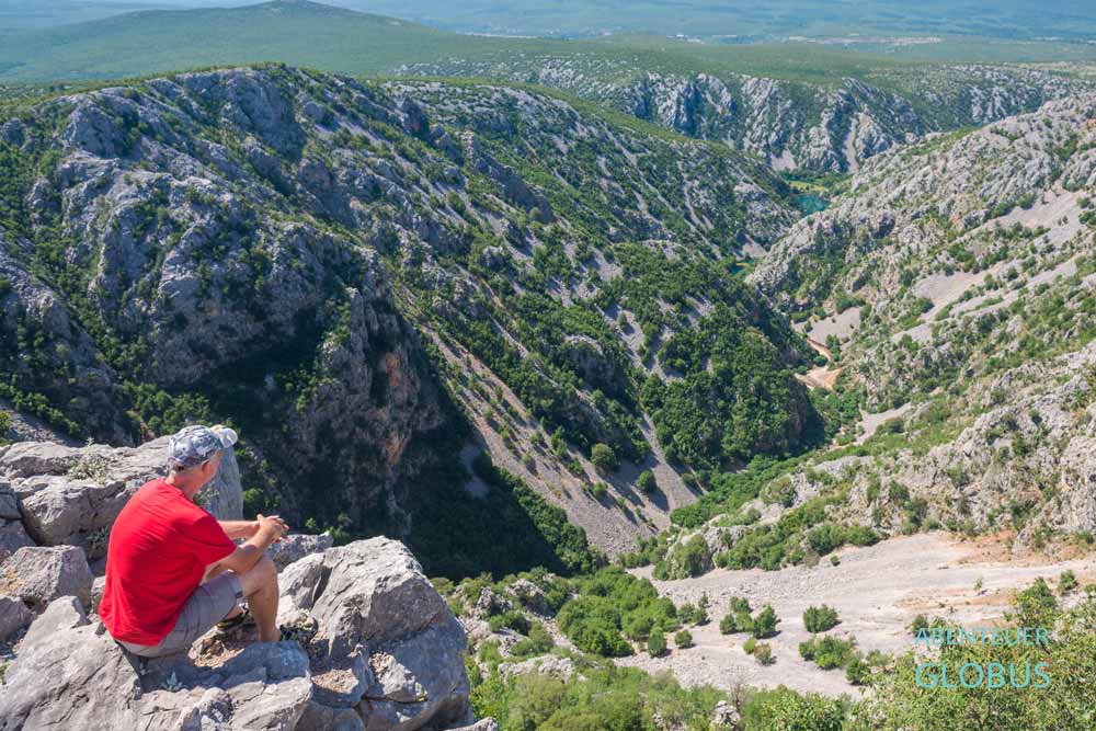Zrmanja-Schlucht im Naturpark Velebit in Kroatien: Krnjeza und Krupa Canyon vom Aussichtspunkt auf dem Plateau Krnjeska Glavica