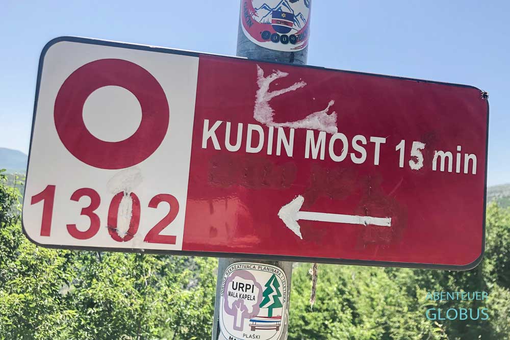 Zrmanja Canyon bei Obrovac: Hinweisschild für Wanderungen zur Brücke Kudin Most im Naturpark Velebit