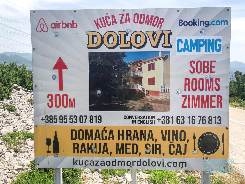 Kroatien: Wegweiser zum Campingplatz Dolovi im Dorf Golubic nahe dem Zrmanja- und Krupa Canyon