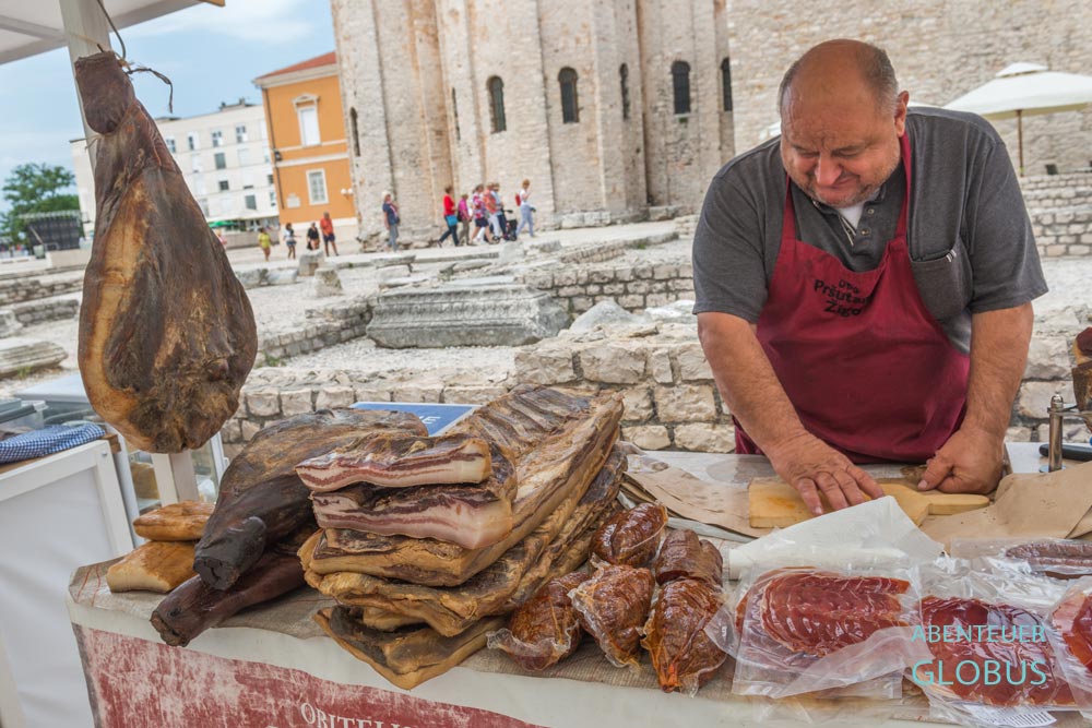 Altstadt Zadar in Kroatien: Verkauf von luftgetrockneten Schinken (Prsut) am römischen Forum