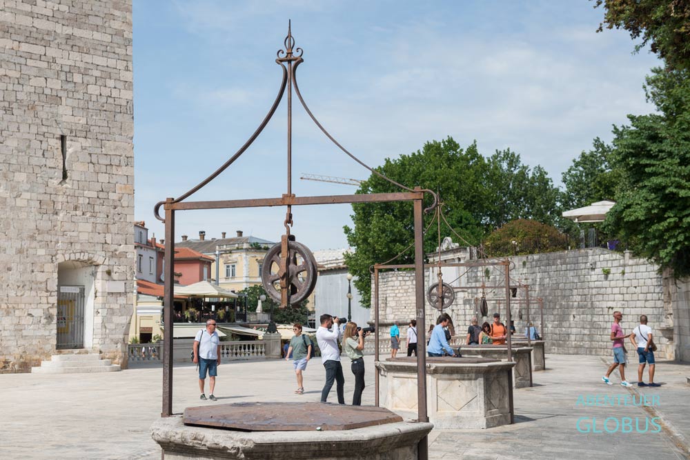 Platz der fünf Brunnen mit Kapitänsturm in der Altstadt von Zadar in Kroatien