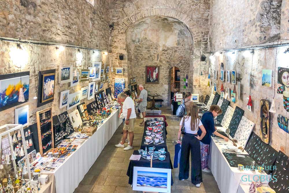 Galerie und Verkauf in der ehemaligen Kirche des Heiligen Peter in der Altstadt Zadar in Kroatien