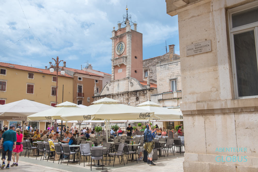 Die Altstadt von Zadar liegt auf einer Halbinsel, in Kroatien. Volksplatz Narodni Trg mit Stadtwache.