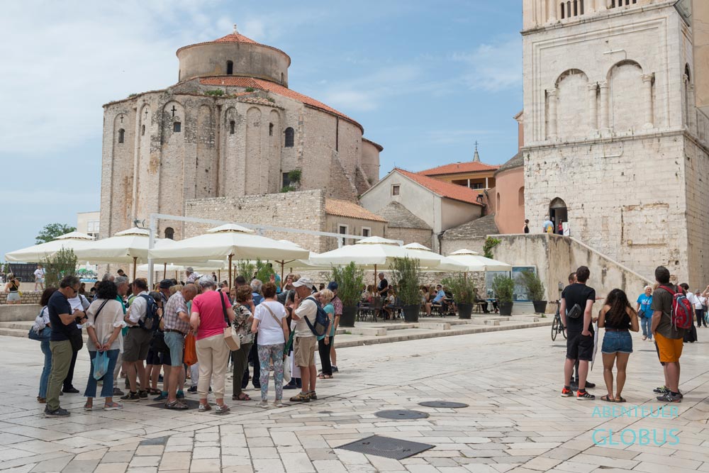 Kirche des Heiligen Donatus mit Glockenturm am römischen Forum in der Altstadt Zadar in Kroatien.