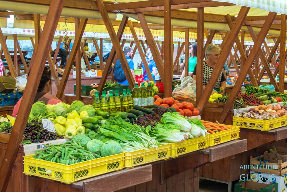Gemüse- und Obstmarkt Zadar auf der Altstadt-Halbinsel
