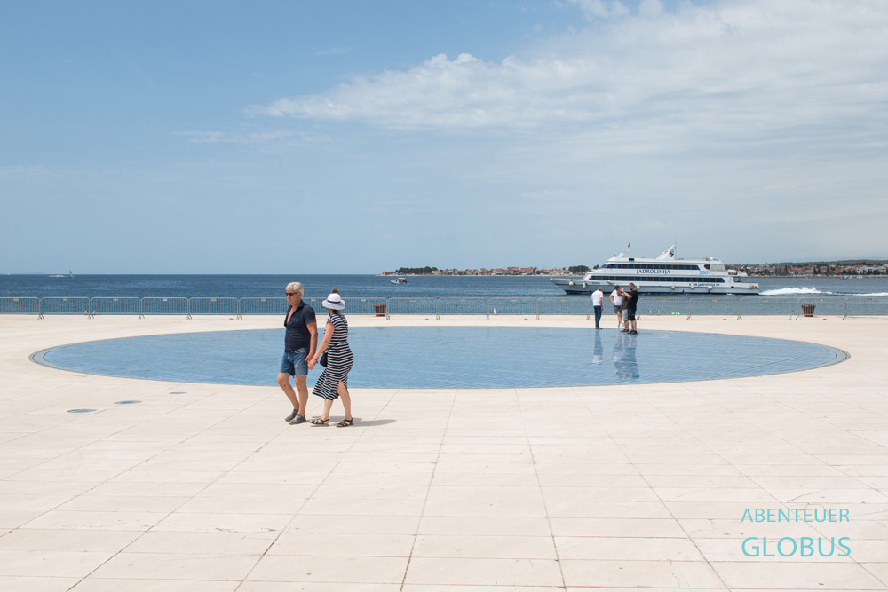 Kunstwerk "Der Gruß an die Sonne" bei der Meeresorgel an der Uferpromenade Riva 