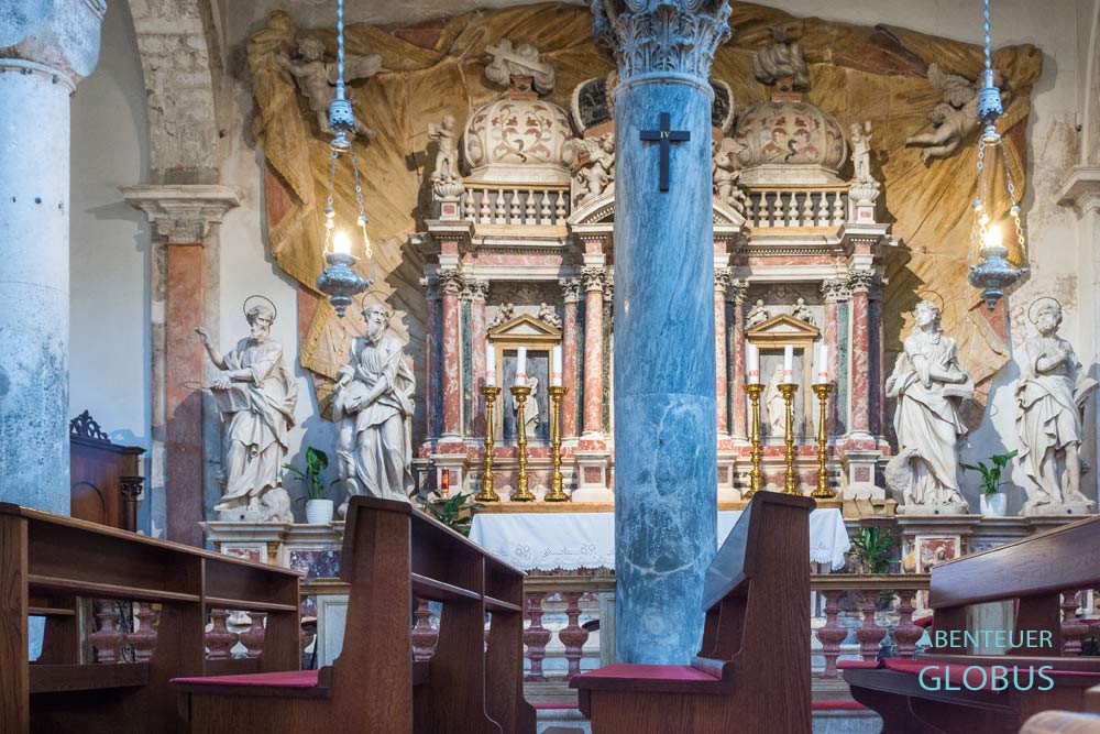 Kirchenschiff der Kathedrale der Hl. Anastasia