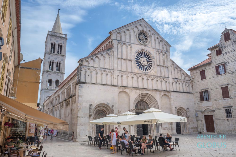 Zadar Altstadt in Dalmatien in Kroatien: Kathedrale der Heiligen Anastasia und Glockenturm 