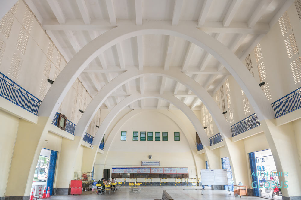 Schalterhalle mit Ticketverkauf im Hauptbahnhof in Phnom Penh