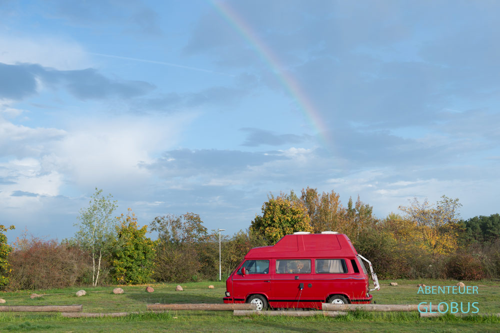 Regenbogen über dem Wohnmobilstellplatz vom Spargelhof Klaistow in Beelitz im Land Brandenburg
