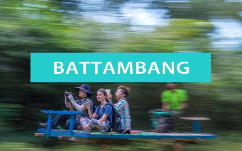 Tipps für Battambang: Bamboo Train (Bambuszug) mit Touristen während der Fahrt