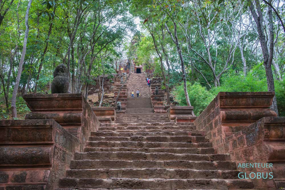 Treppen und steiler Aufstieg zum Wat Banan in Battambang