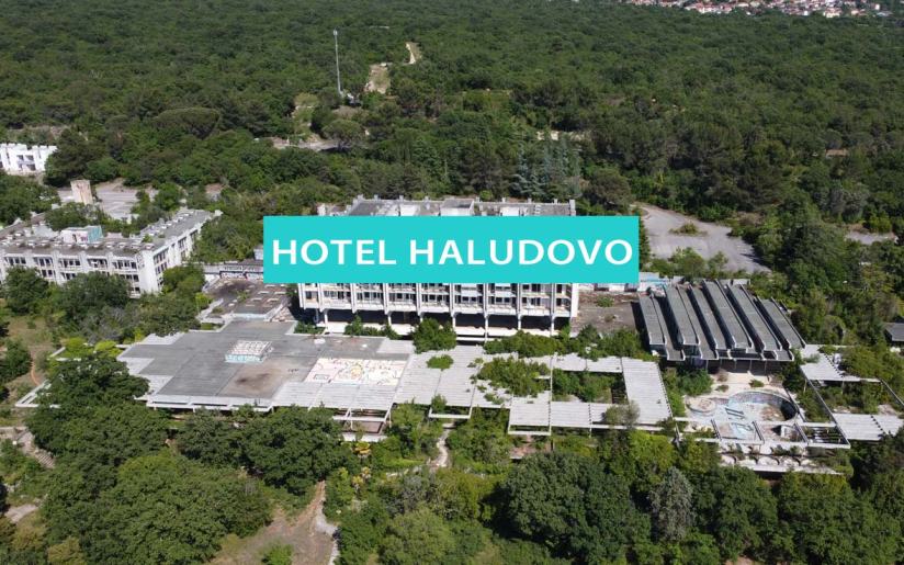 Luftaufnahme mit der Drohne vom Lost Place Hotel Haludovo auf der Insel Krk in Kroatien