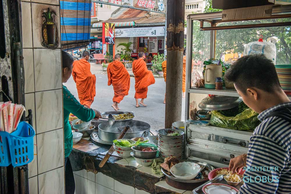 Tipps für Battambang, Restaurant und Suppenküche an dem Mönche zum Almosengang vorbeilaufen