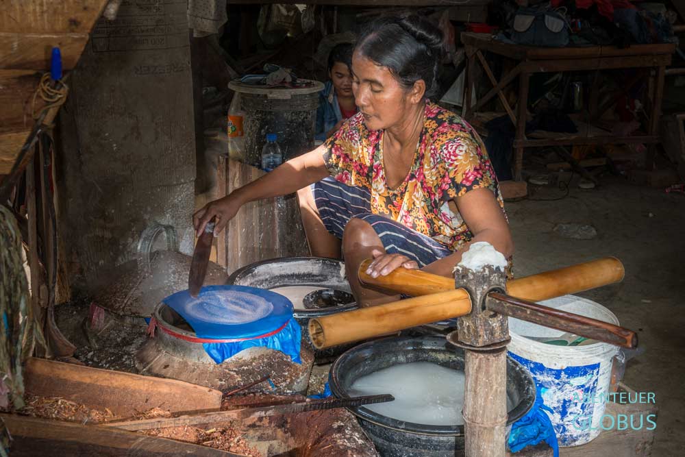Tipps für Battambang: Diese Frau stellt in ihrer Wohnung Reispapier für Frühlingsrollen her.