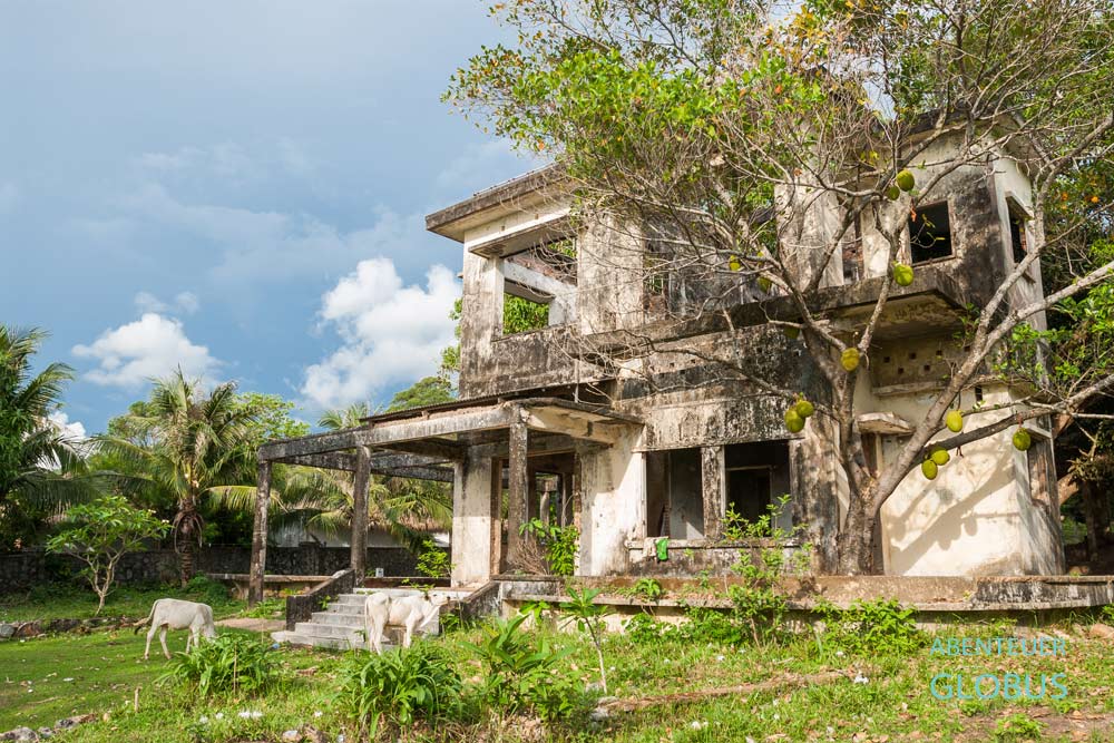 Tipps für Kep in Kambodscha: Die verlassene Villa in Moderner Khmer-Architektur wartet auf einen neuen Besitzer.