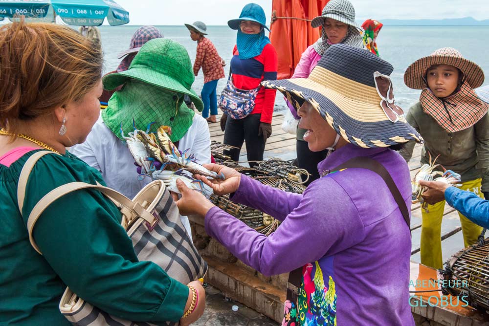 Krabbenmarkt in Kep: Frauen verkaufen frische Krabben auf dem Crab Market