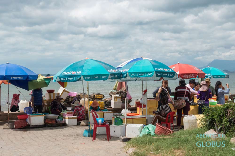 Crab Market am Meer in Kep in Kambodscha: Verkaufsstände für frische Krabben und Seafood von Krabbenmarkt in Kep