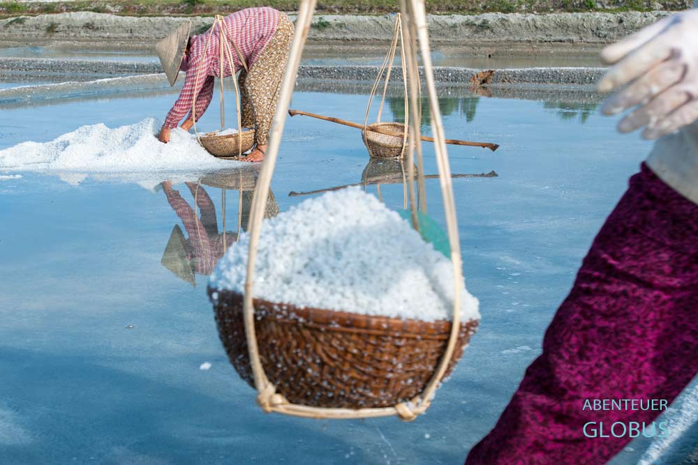 Frauen und Männer arbeiten auf den Salzfeldern in Kep in Kambodscha.