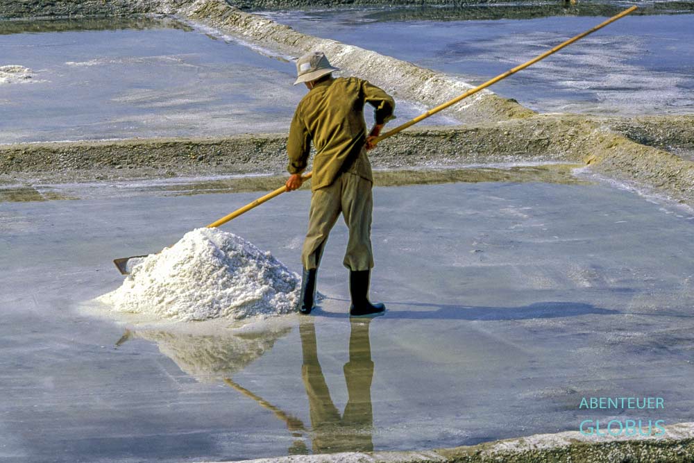 Kep in Kambodscha: Ein Mann arbeitet auf den Salzfeldern.