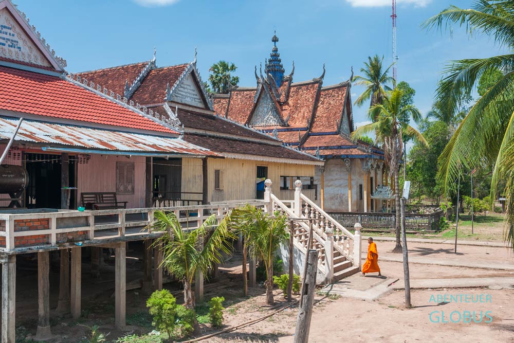 Ein Mönch im Kloster auf der Insel Koh Trong nahe Kratie