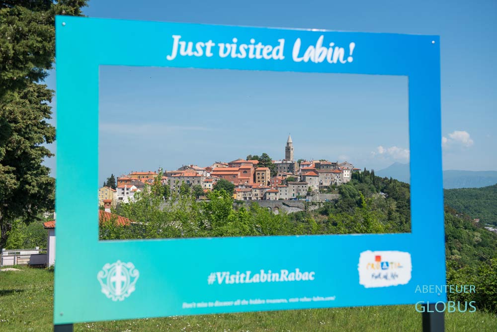 Halbinsel Istrien: Vom Aussichtspunkt Labin blickt man auf die historische Altstadt Labin mit dem Glockenturm.