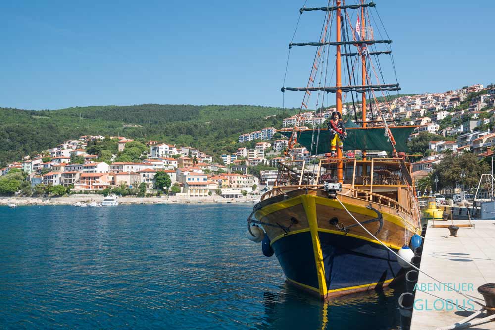 Ausflugsschiff im Hafen von Rabac auf der Halbinsel Istrien 