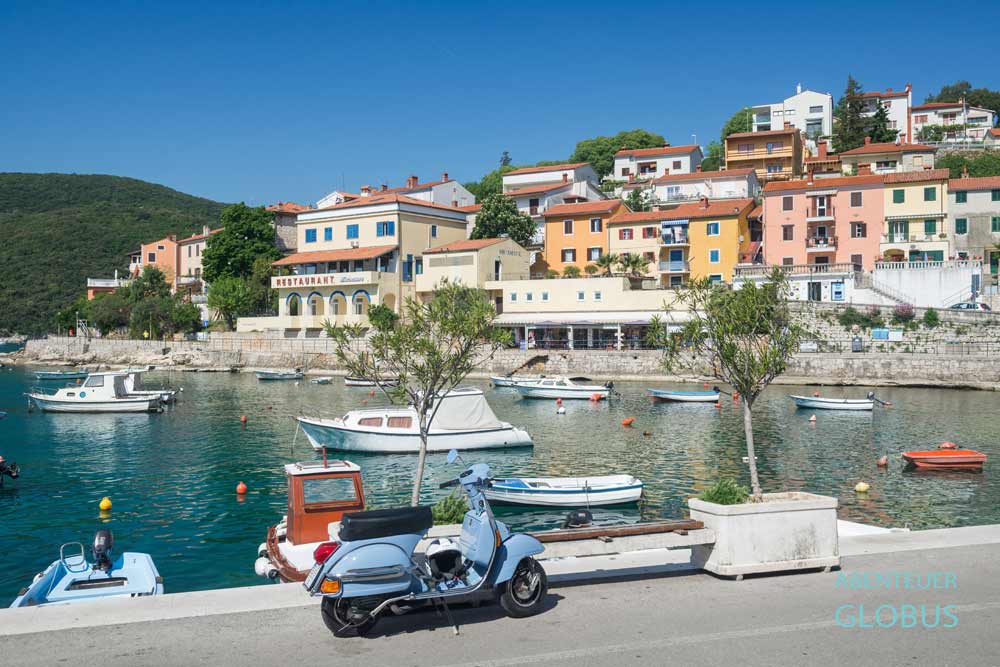 Uferpromenade am Hafen in Rabac auf der Halbinsel Istrien in Kroatien