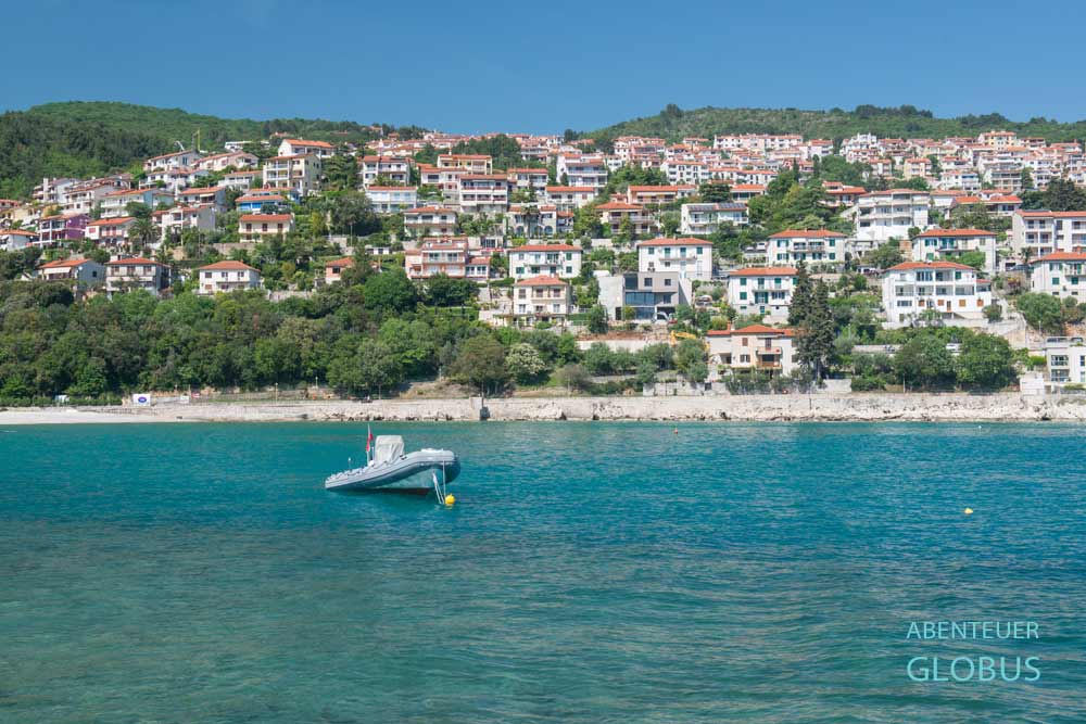 Urlaubsort Rabac auf der Halbinsel Istrien: Am Berghang liegen Apartments, Villen und Ferienwohnungen.