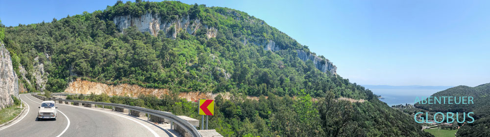 Anreise nach Rabac in Istrien: Die geschwungene Straße führt von Labin zum Urlaubsort Rabac an die Adria.