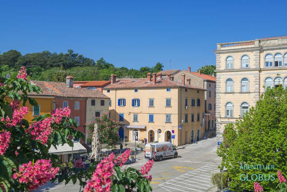 Hauptplatz Titov Trg mit Stadtpalast, Stadtloggia, Restaurants und Cafés in Labin