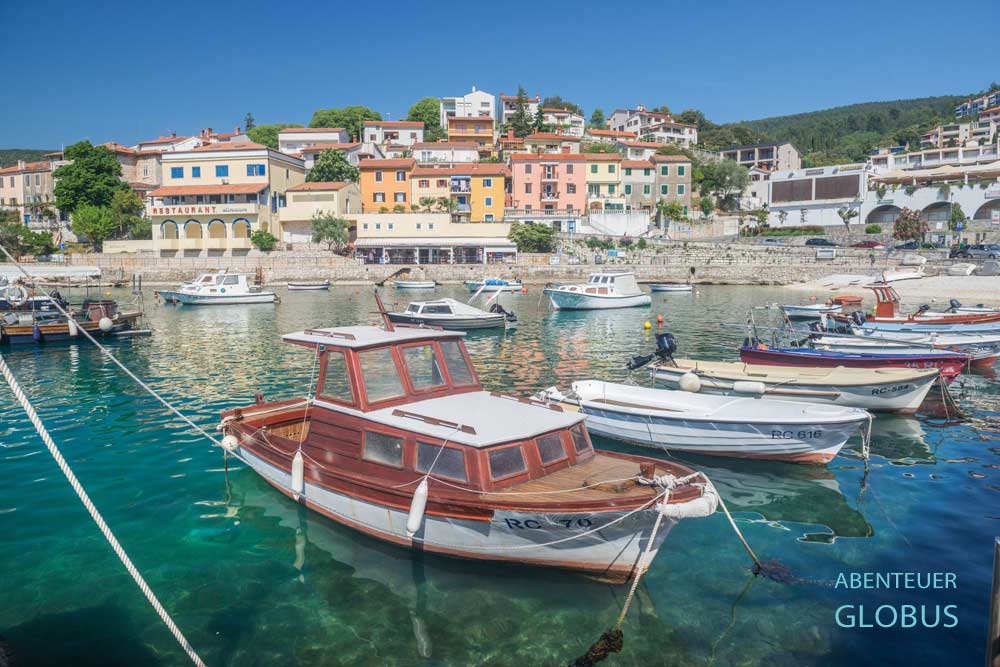 Rabac in Istrien: Hafen und Promenade, einem Ferienort an der Ostküste 