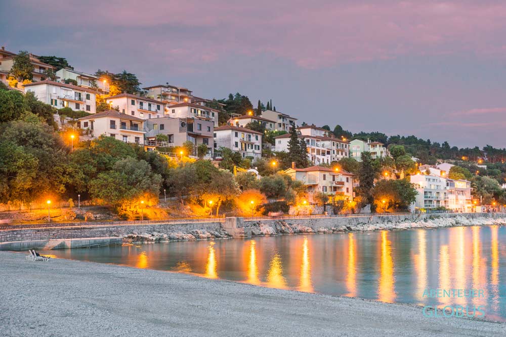 Abendstimmung in Rabac: Hauptstrand Maslinica und Uferpromenade