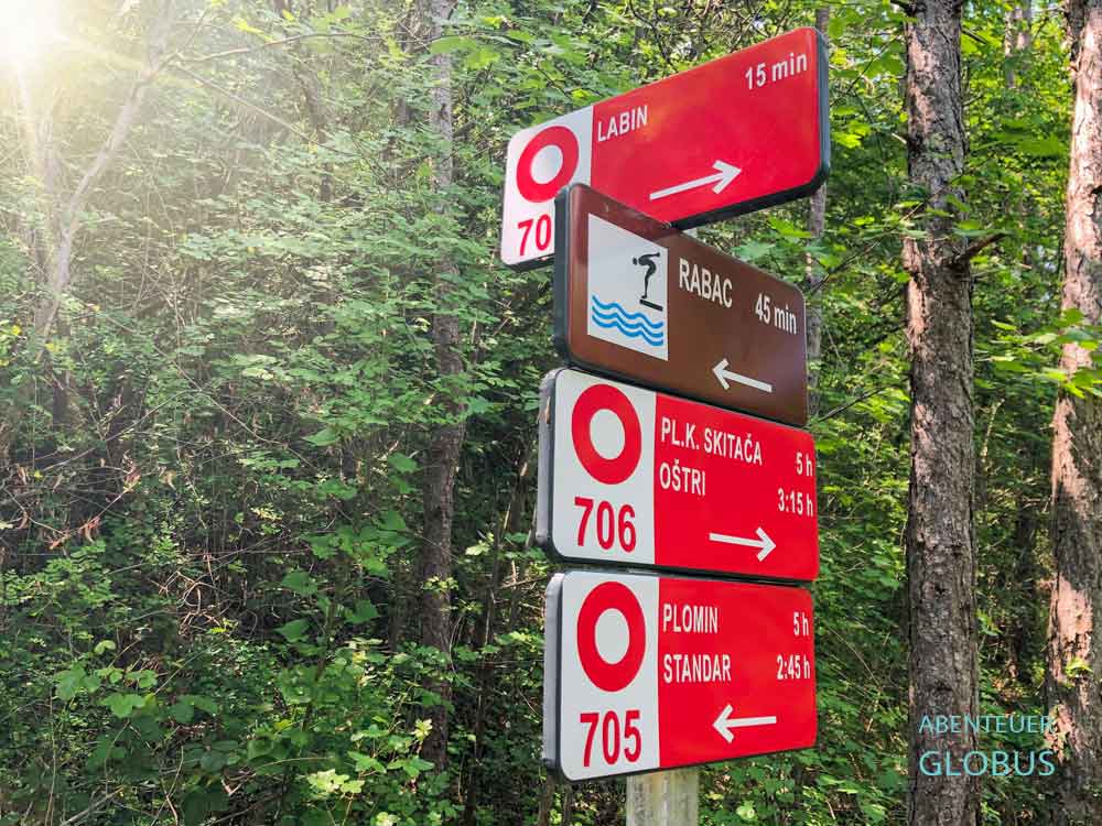 Zwischen Rbac und Labin: Wegweiser am Wanderweg der Göttin Sentona (Sentonina Staza) 