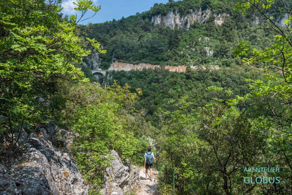 Halbinsel Istrien: Vom Bergdorf Labin führt der schöne Wanderweg der Göttin Sentona zur Maslinica-Bucht in Rabac.