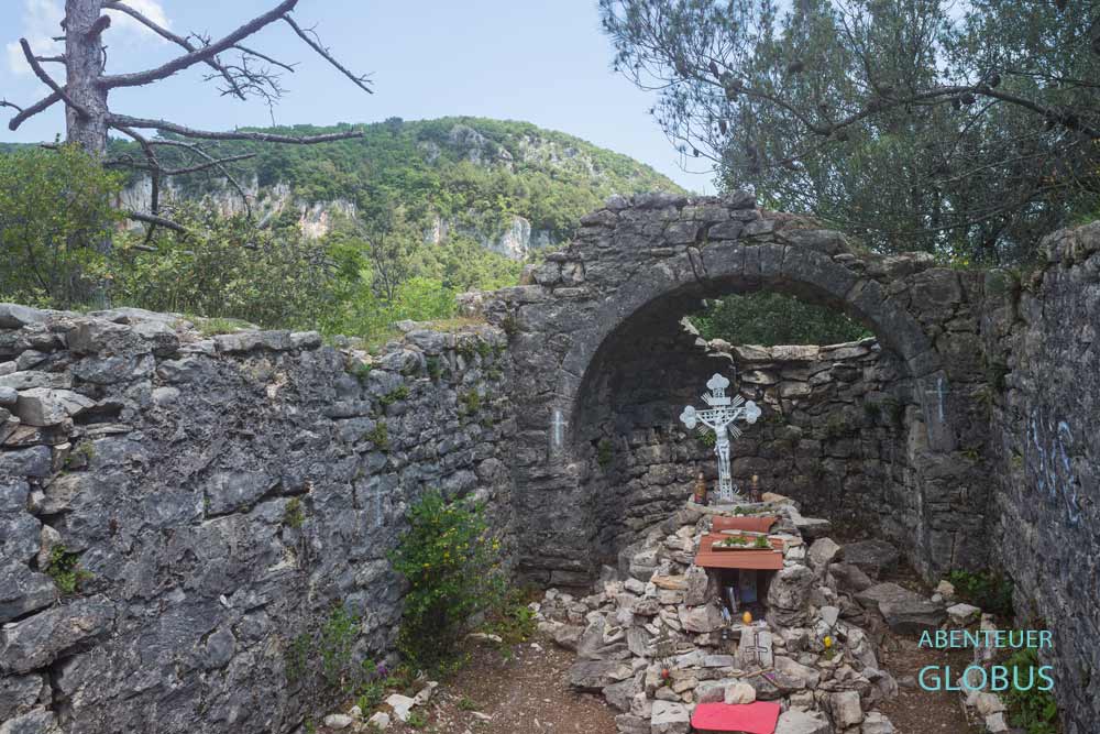 Zwischen Labin und Rabac: Kirchenruine St. Hadrian am Wanderweg der Göttin Sentona (Sentonina Staza)