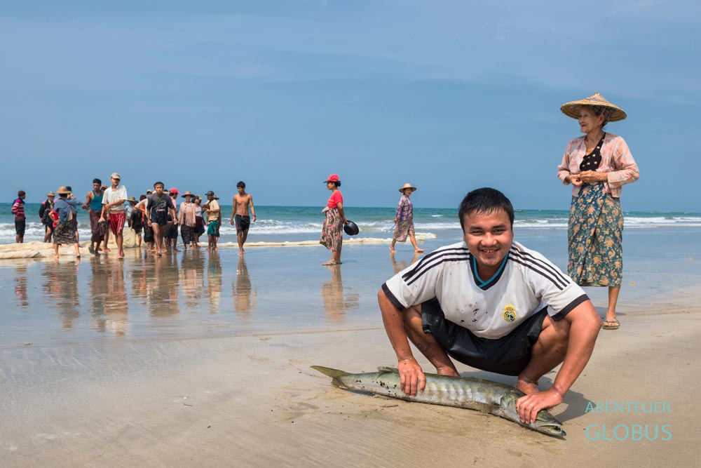 Fischer am Ngapali Beach zeigen ihren Fang, Tipps und Sehenswürdigkeiten