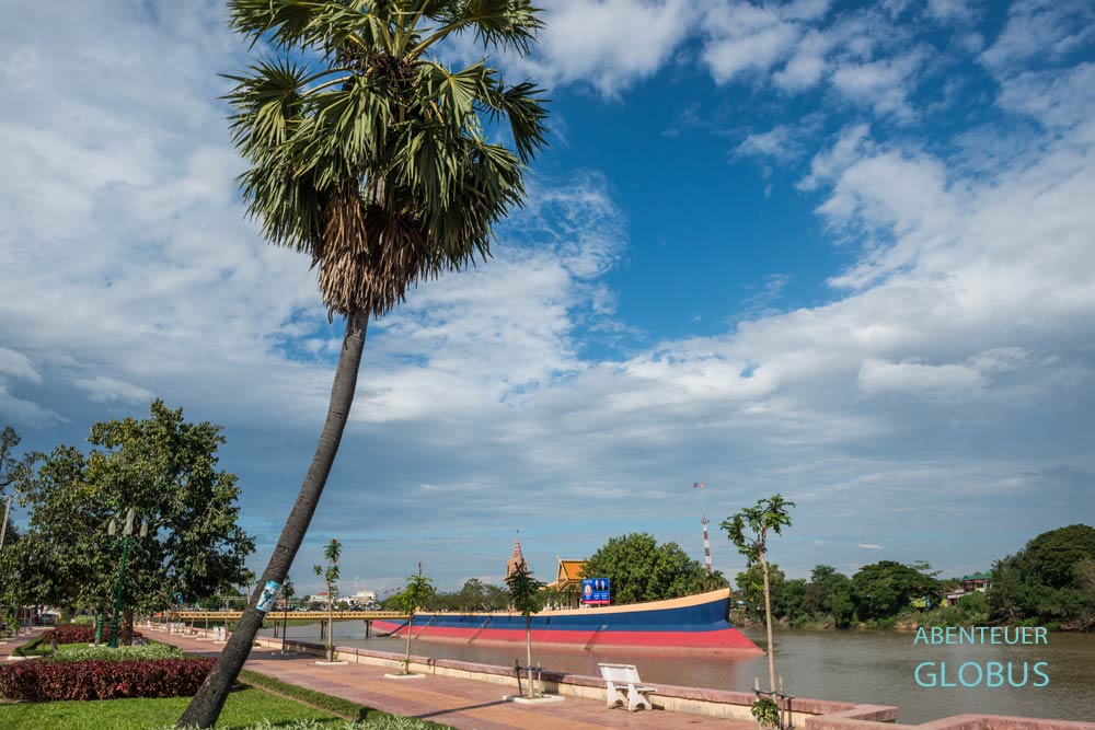 Promenade in Pursat. Hier treffen sich am Abend die Einwohner zum Bummeln.