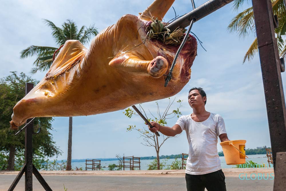 Stung Treng in Kambodscha: Beim BBQ am Mekong gibt es Schwein am Spieß.