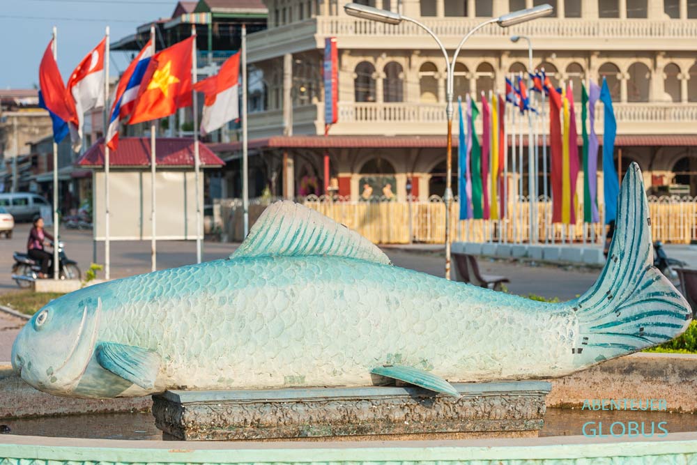 Stung Treng, Kambodscha: Wahrzeichen der Stadt - die Statue und Springbrunnen vom Pasa-Hy-Fisch