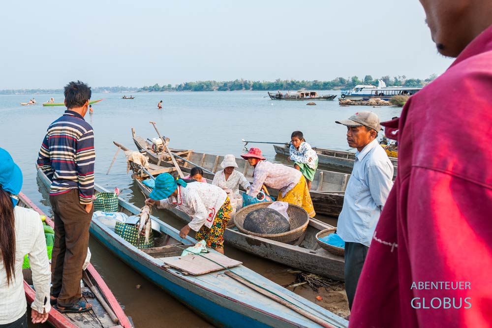 Hafen in Stung Treng. Hier kommen die Fischerboote und Händler an.