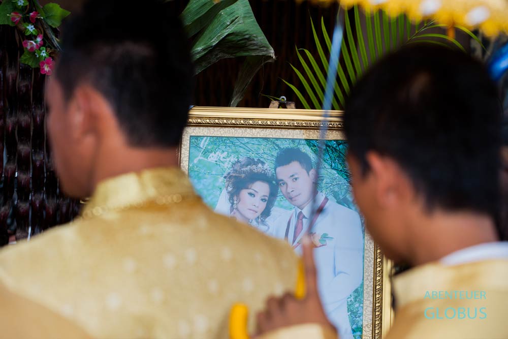 Stung Treng, Kambodscha: Bild eines Hochzeitspaares vor dem Festsaal.