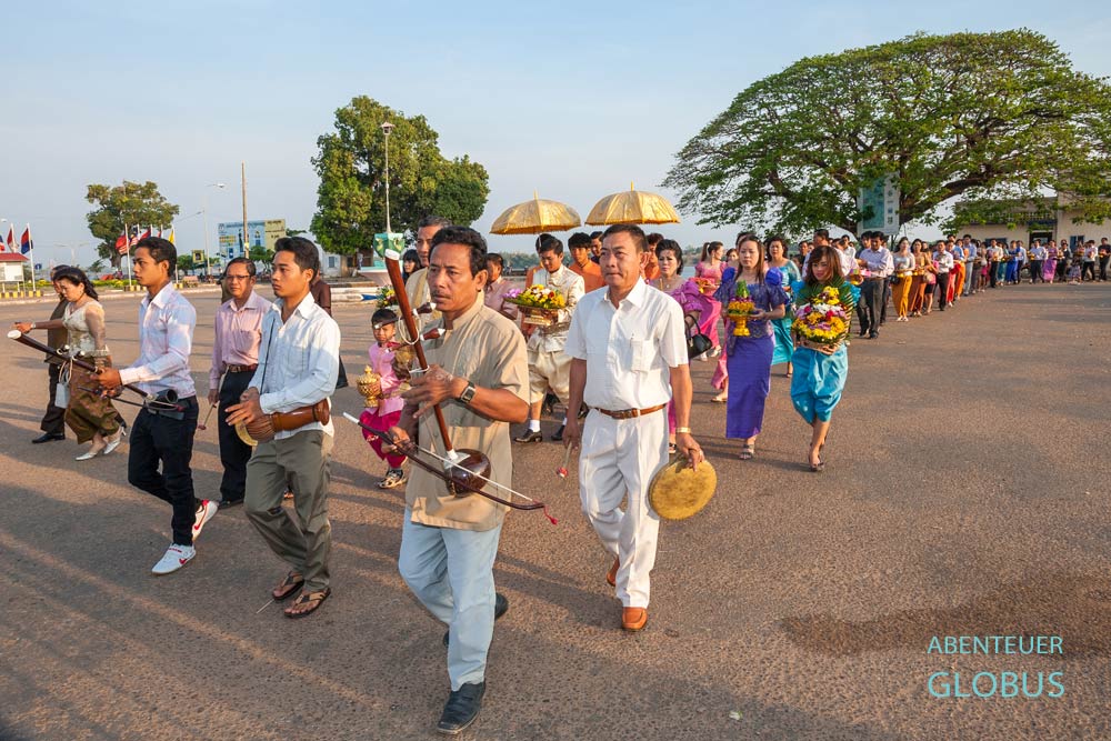 Stung Treng, Kambodscha: Umzug einer Hochzeitsgesellschaft in der Stadt 