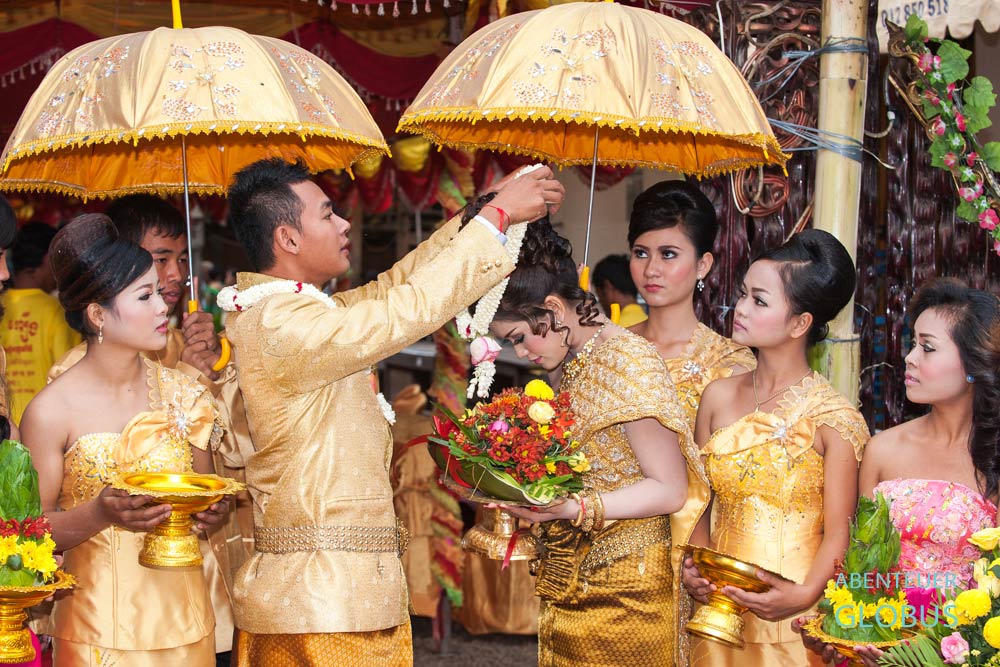 Stung Treng, Kambodscha: Ein Brautpaar heiratet noch traditionell.