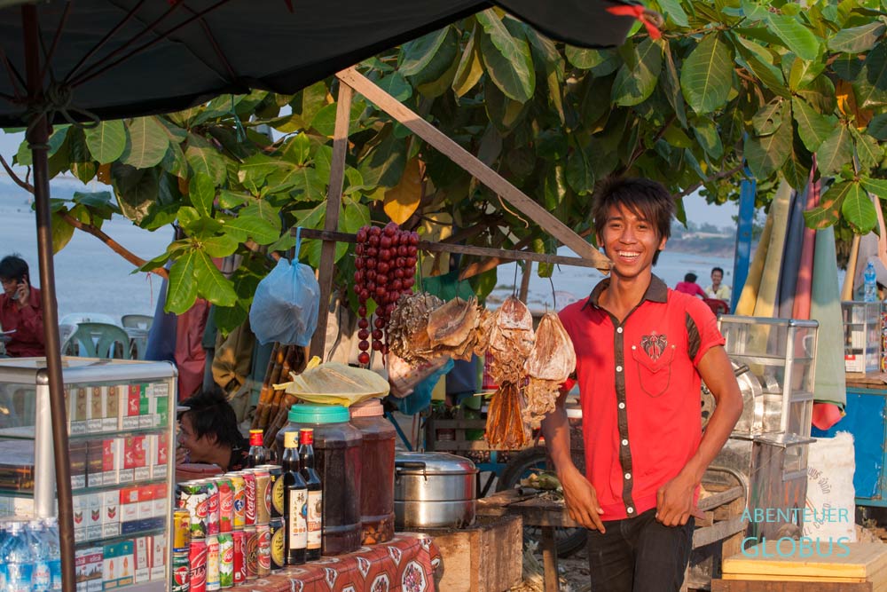 Stung Treng, Kambodscha: Ein junger Mann arbeitet im Imbiss am Hafen vom Sekong Fluss.