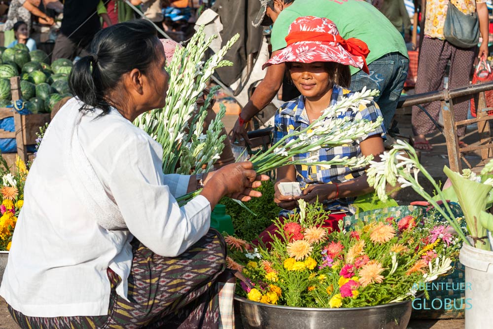 Stung Treng in Kambodscha: Verkäuferin mit einem Blumenstand auf dem Markt.