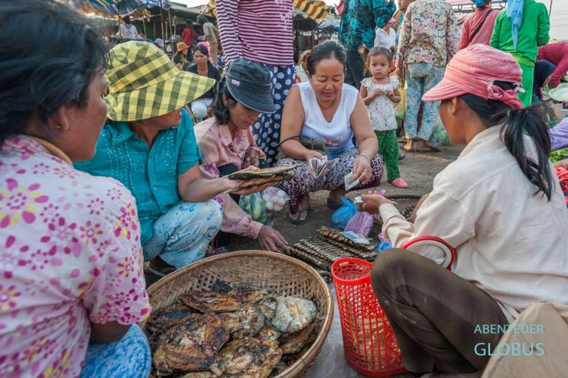 Stung Treng in Kambodscha: Frauen auf dem Fischmarkt am Morgen