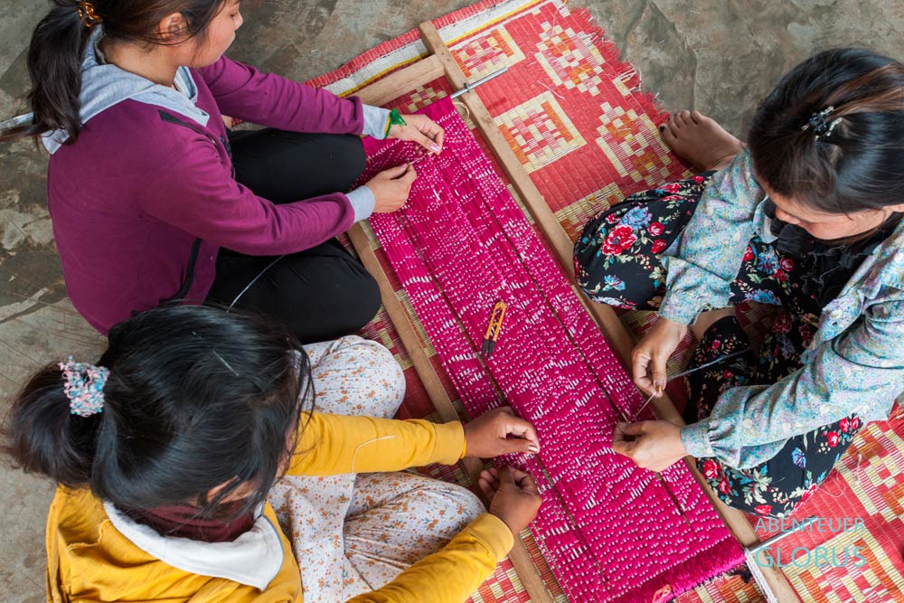 Stung Treng, Kambodscha: Ikat-Färbung der Seide im Projekt Stung Treng Womens Development Center (Mekong Blue)