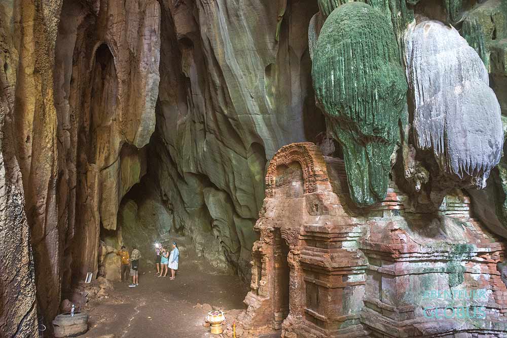 Höhle mit Schrein im Berg Phnom Chhnork (Phnom Chhngok) in der Nähe von Kep in Kambodscha