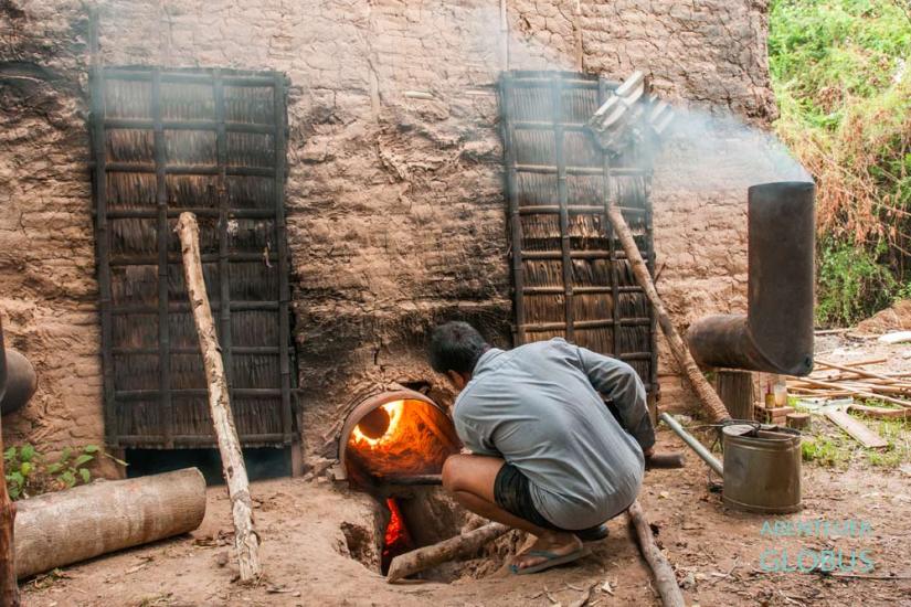 Tipps Rundtour auf der Insel Koh Trong in Kratie: Der Ofen für die Trocknung der Tabakblätter wird angeheizt.